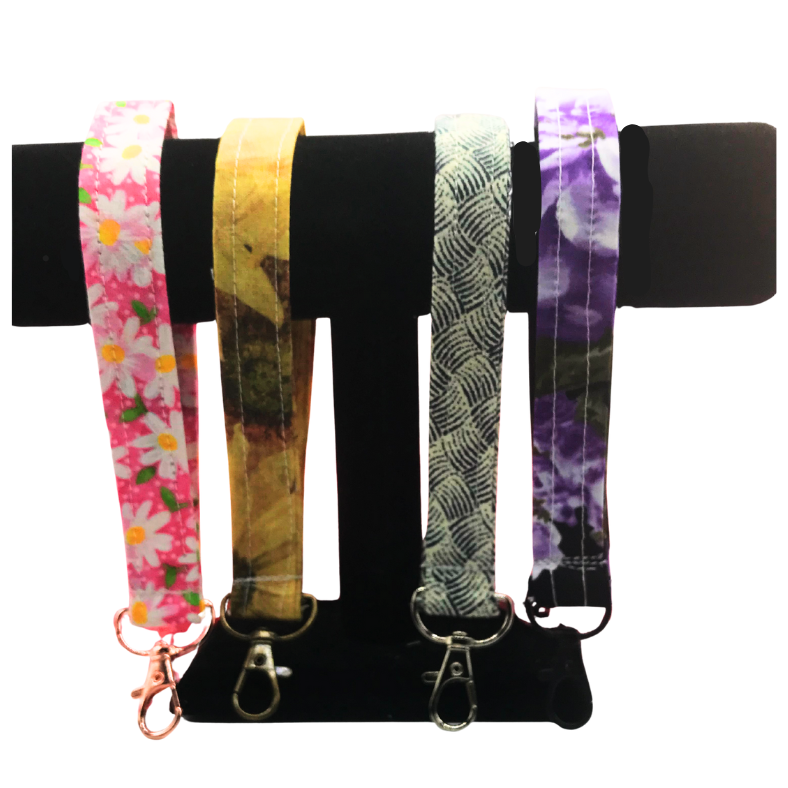 Monochrome wristlet