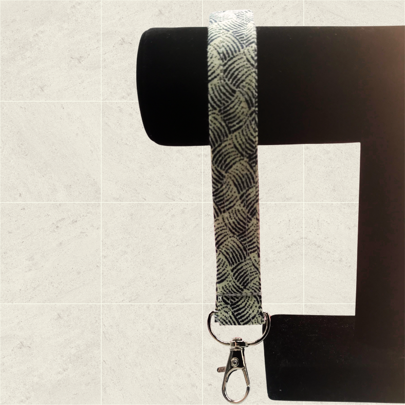 Monochrome wristlet