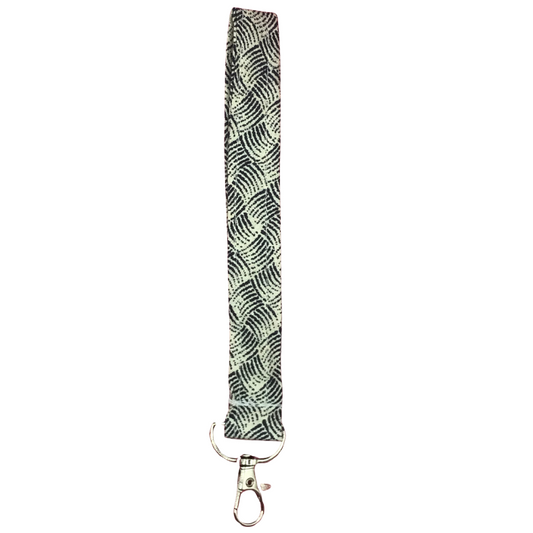 Monochrome wristlet